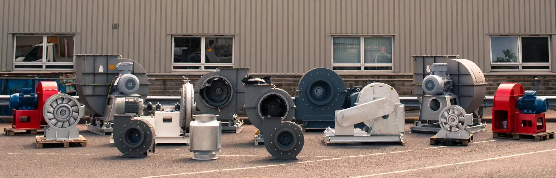 Exempel på industrifläktar ståendes utanför vår fabrik